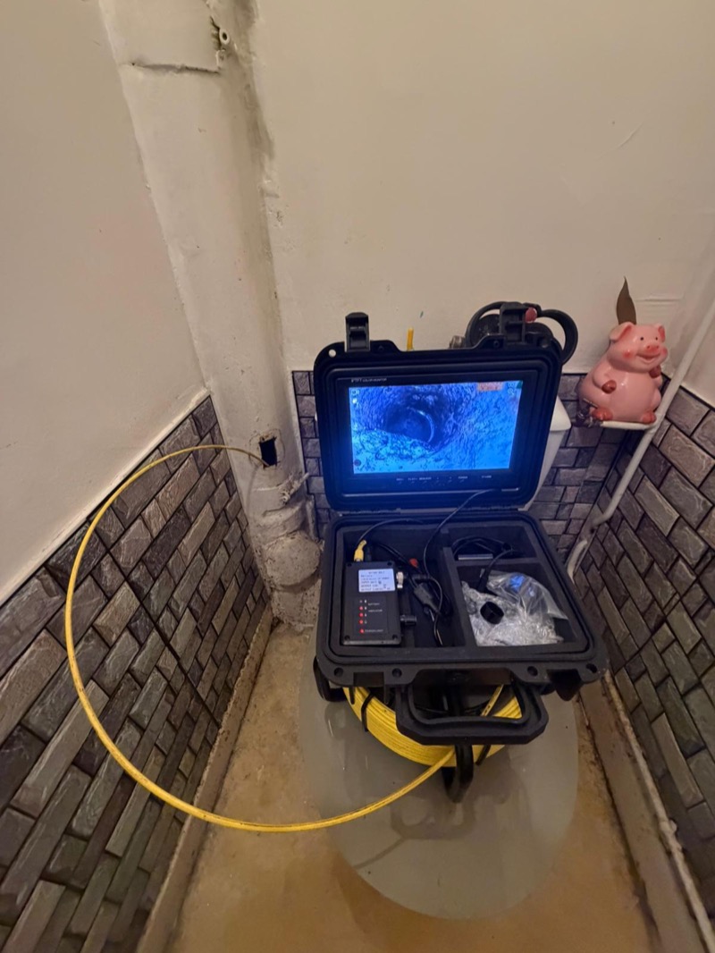 Caméra d'inspection en action avec écran et câble jaune