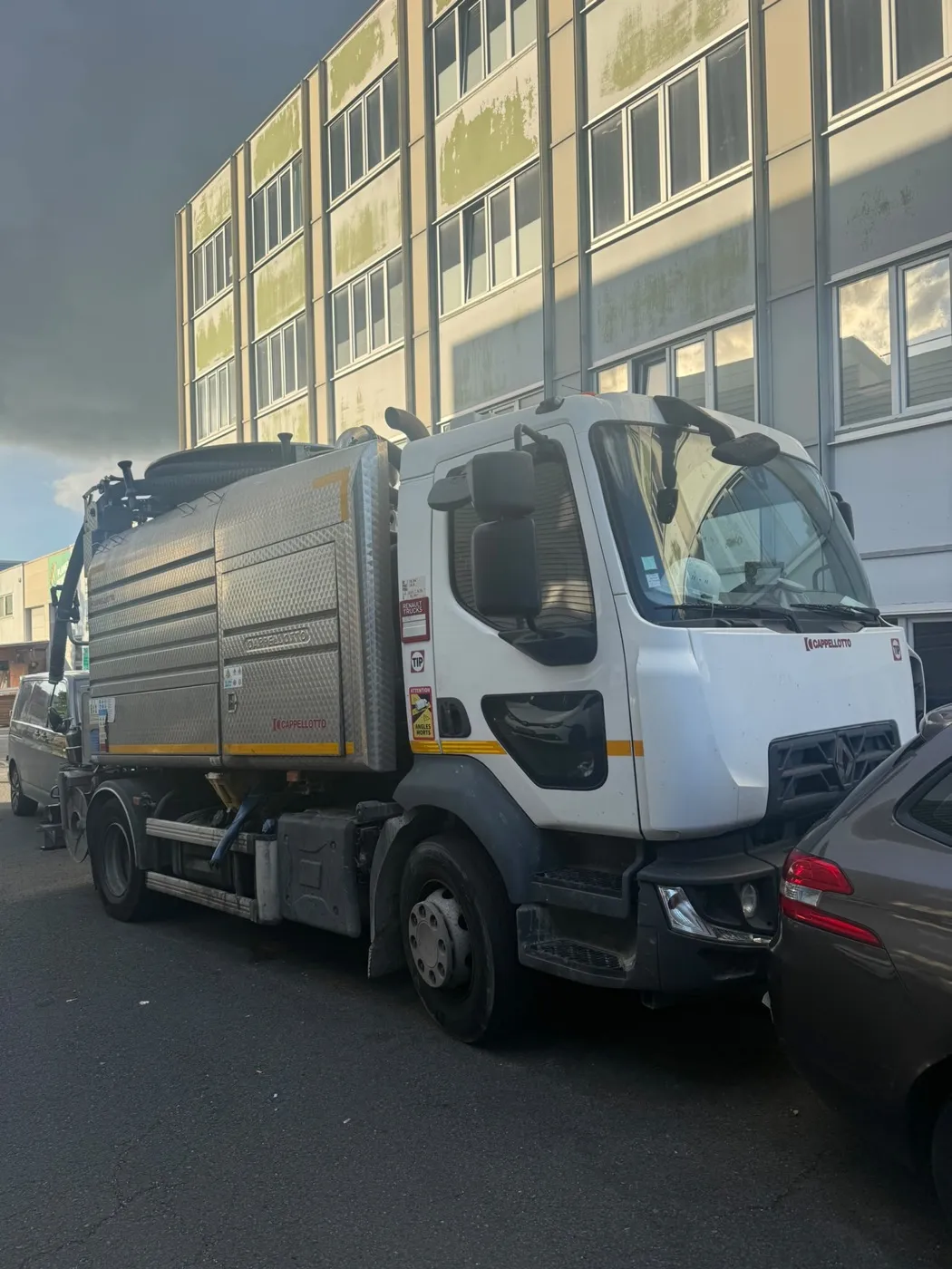 Camion hydrocureur haute pression pour le curage des canalisations