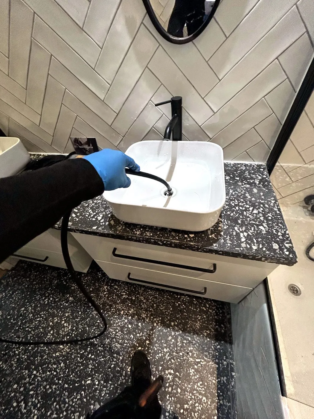 Débouchage d'une vasque de salle de bain au furet