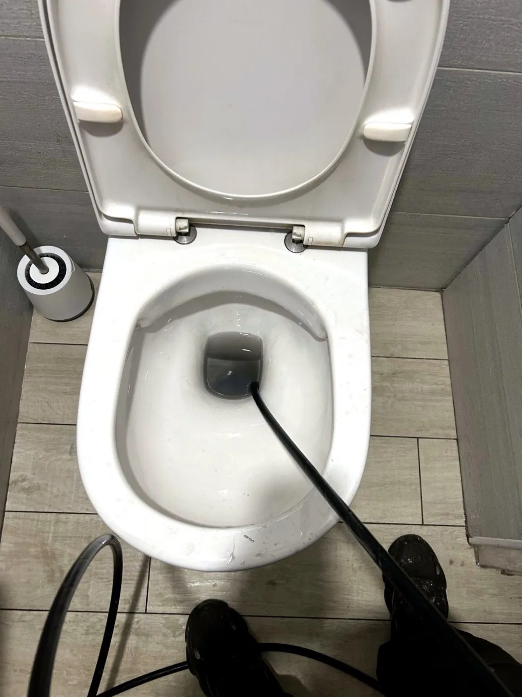 Débouchage manuel d'un WC au furet électrique