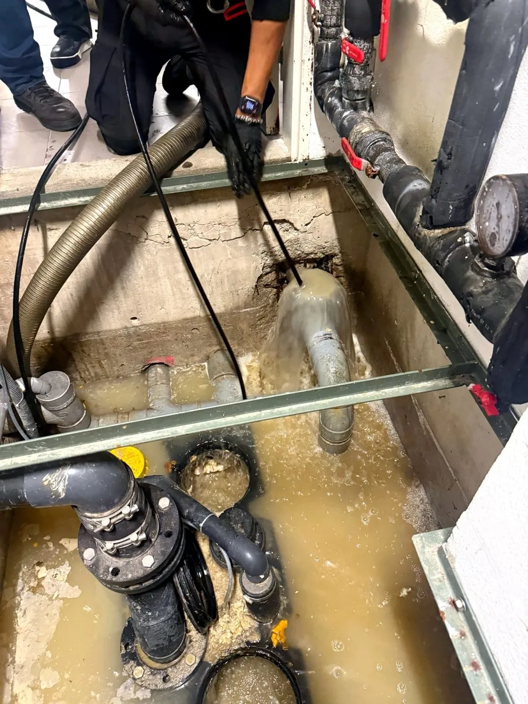 Technicien intervenant sur un poste de relevage des eaux usées