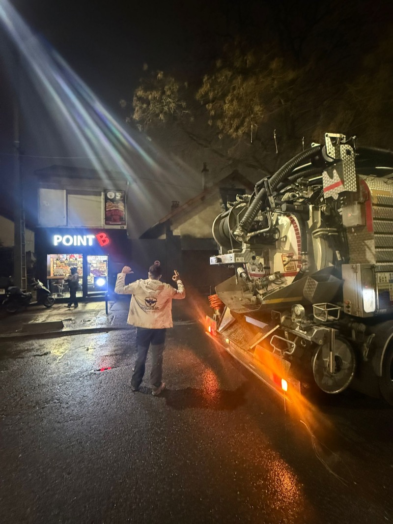 Technicien de nuit devant camion hydrocureur