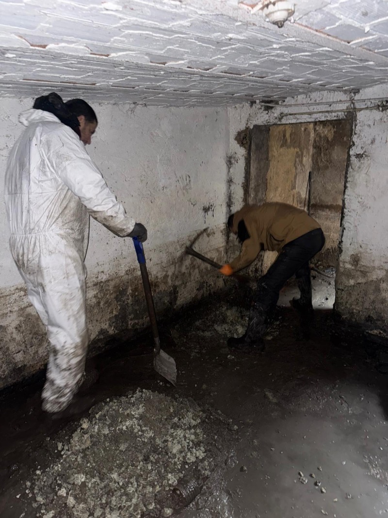 Deux techniciens au travail dans une cave