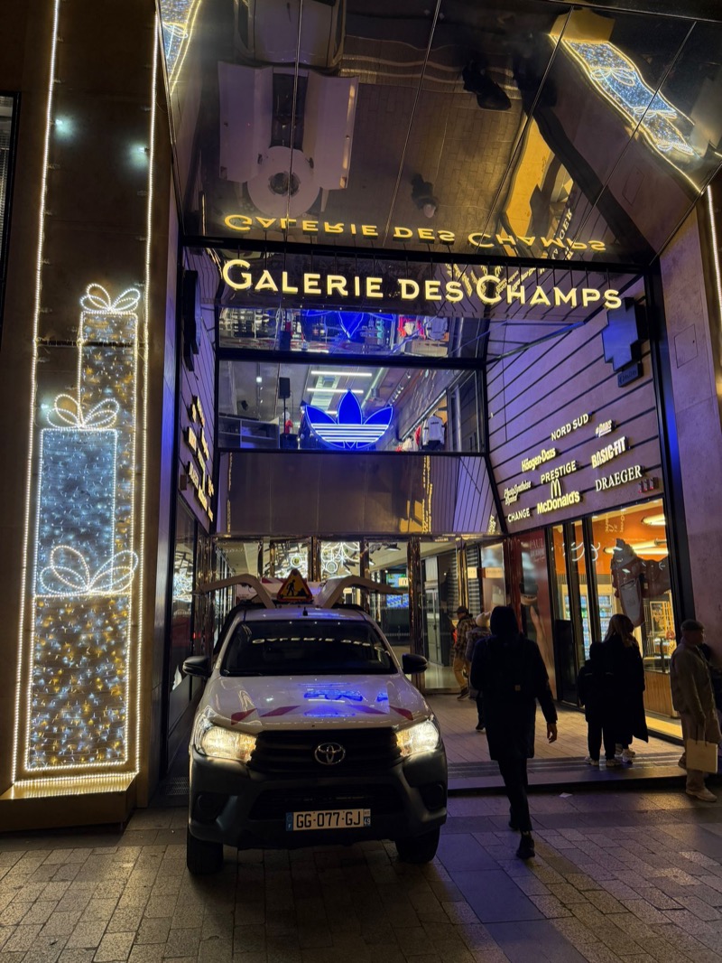 Véhicule d'intervention autre angle Paris