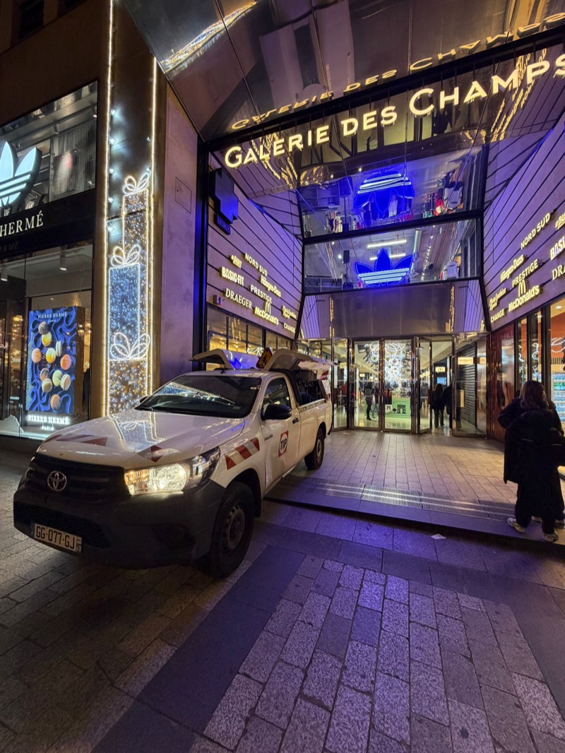 Pick-up Toyota d'intervention devant les Champs-Élysées de nuit