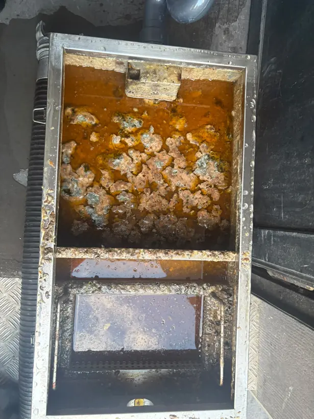 Avant curage : bac à graisse de restaurant saturé de graisses dans le Val-de-Marne