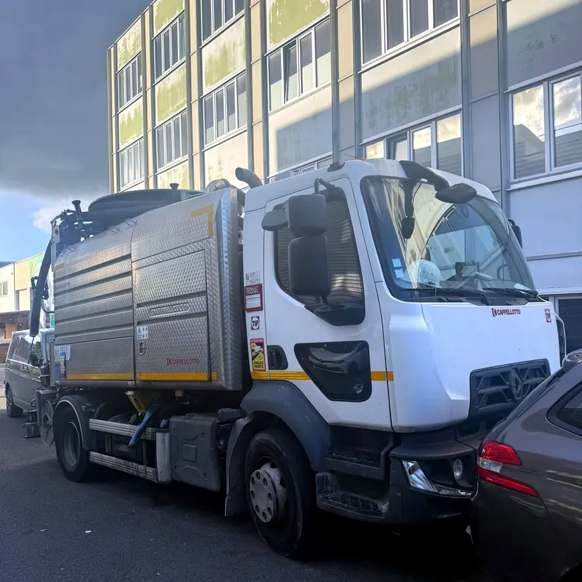 Curage canalisation Val-de-Marne — camion hydrocureur AquaBat en intervention