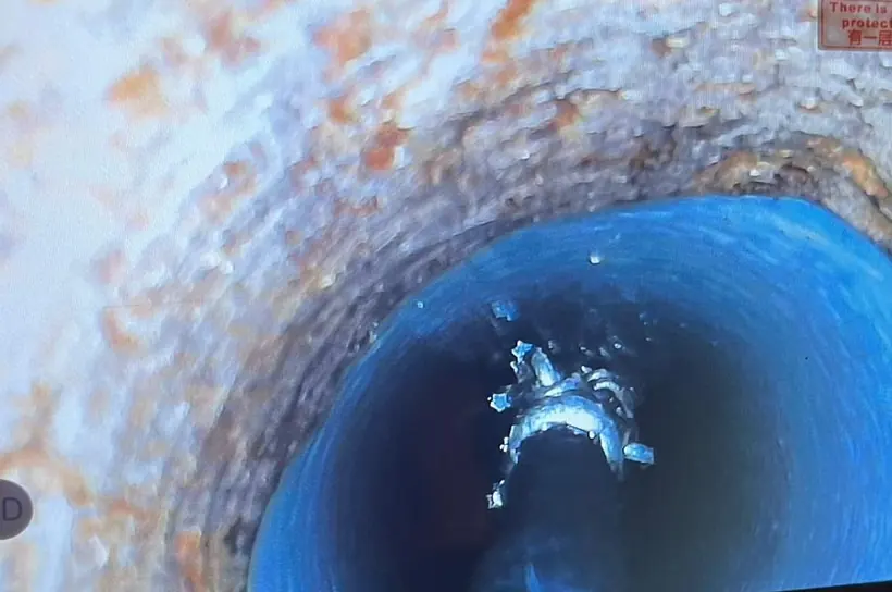 Avant intervention : canalisation entartrée vue à la caméra d'inspection AquaBat