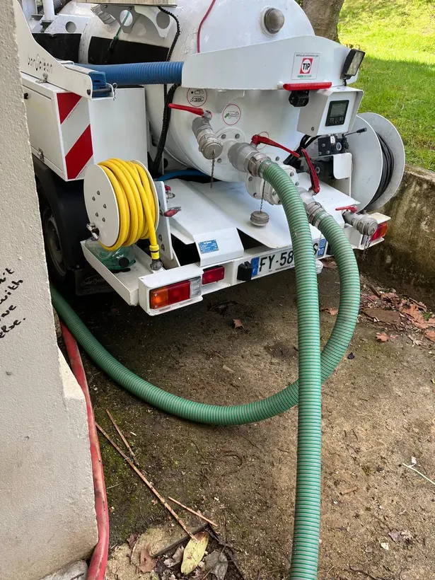 Hydrocureuse haute pression AquaBat et tuyaux d'aspiration lors du curage d'un réseau enterré dans le 94