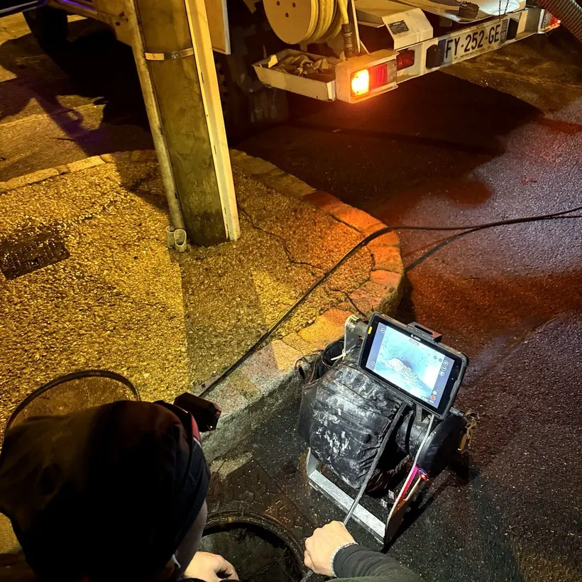 Intervention d'urgence de nuit : inspection caméra d'une canalisation dans le Val-de-Marne — AquaBat Service