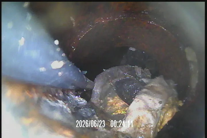 Détection de fuite par caméra : raccord de canalisation encrassé relevé lors d'une inspection AquaBat