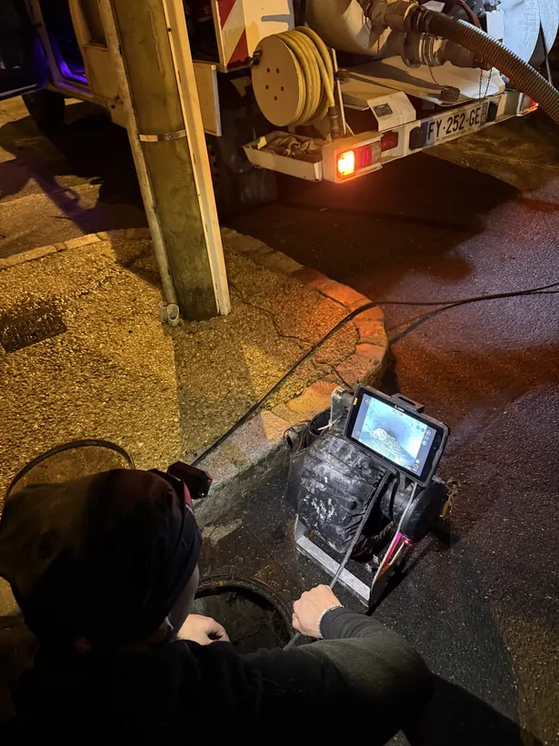 Recherche de fuite de nuit dans le Val-de-Marne : technicien AquaBat devant l'écran de la caméra d'inspection