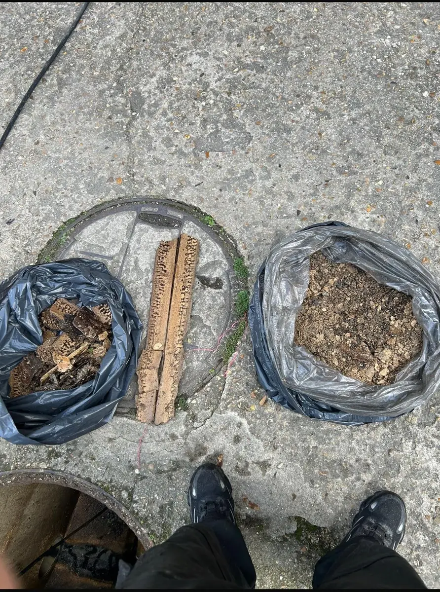 Déchets et boues retirés d'un regard de canalisation dans le Val-de-Marne